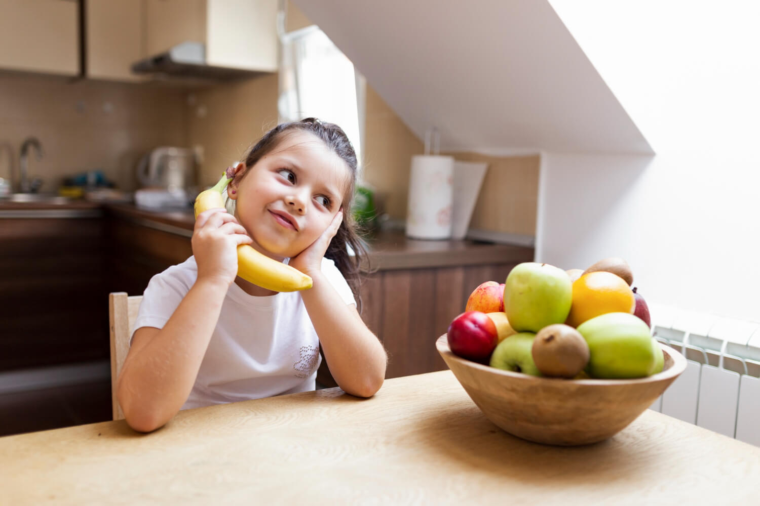 nina-merienda-saludable-casa