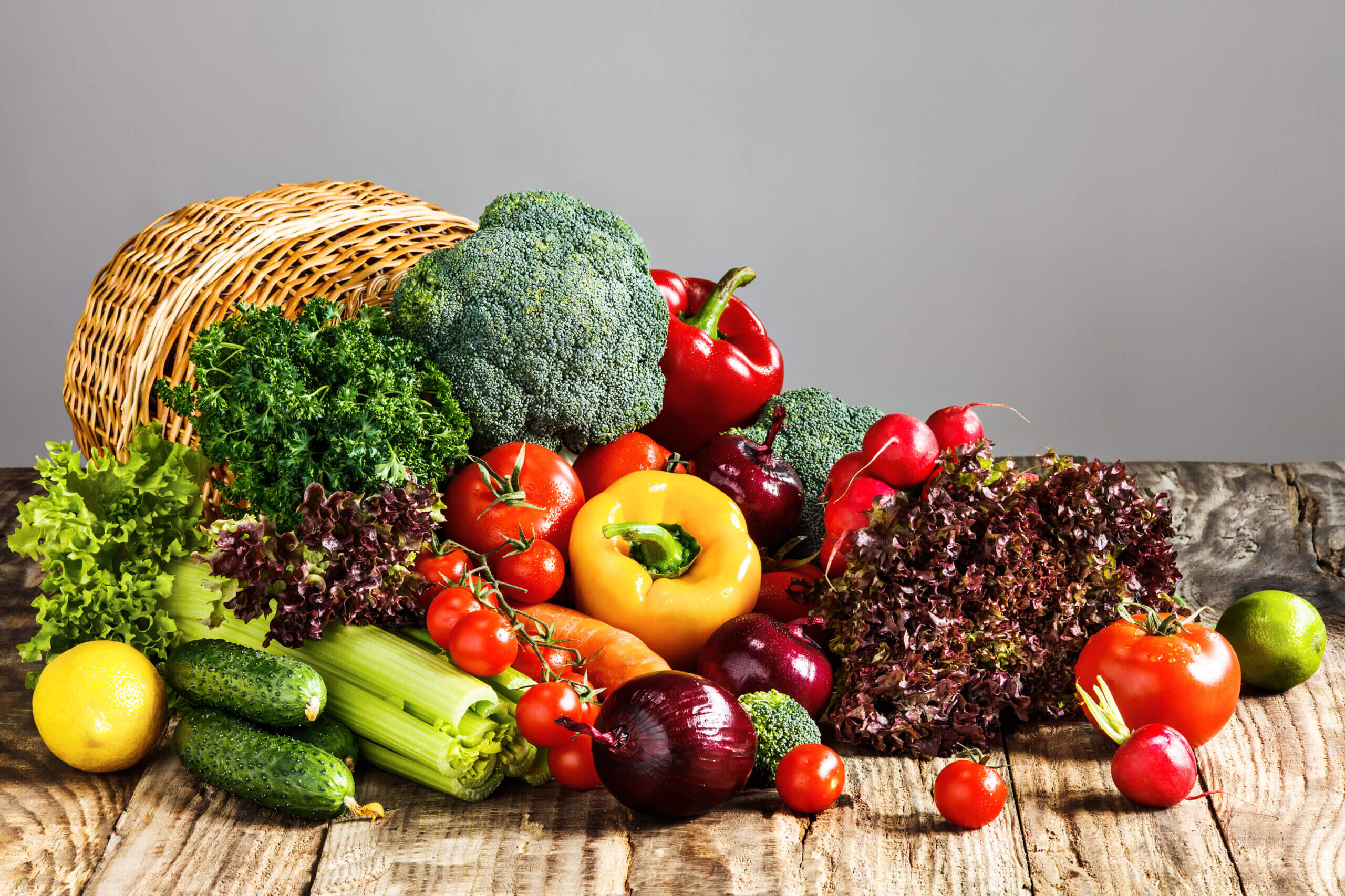 The vegetables from a basket on wooden table frutas y verduras cesta de la compra